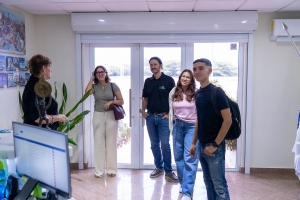  COA a ricibi bishita di hobennan cu lo participa den e campeonato mundial di Robotics