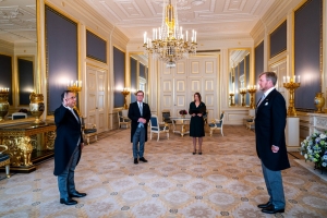 Rey Willem-Alexander a huramenta Gobernador nobo di Corsou