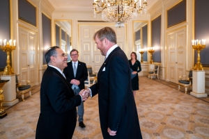 Rey Willem-Alexander a huramenta Gobernador nobo di Corsou