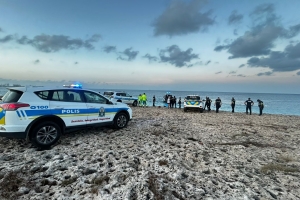 Hoben ta fayece den un auto cu a drenta laman na Malmok