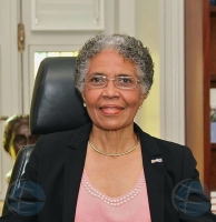 Gobierno di Corsou ta duna ex gobernador Lucille George-Wout un estatua