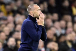 Ajax a despedi entrenador su John Heitinga despues di mal cuminsamento di temporada