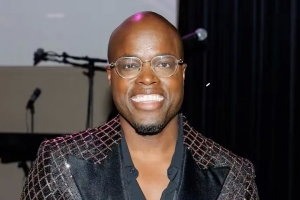 Conocido comediante yiu di Corsou Jandino ta emigra bek pa su isla 