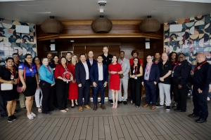 ATA y APA a ta yama bonbini na “Brilliant Lady” durante su bishita inaugural na Aruba