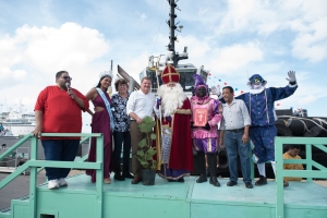 Sinterklaas y su Pietnan a yega Aruba diadomingo y hinca minister den saco 