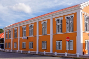 Directie Ouderenzaken lo keda den edificio historico renoba na Zoutmanstraat  