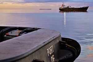Tankero Ruso ta bira bek despues di cruza ruta cu barco di guerra Mericano cerca di Venezuela