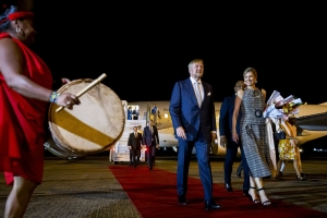 Rey Willem-Alexander a yega  Surinam pa prome estado bishita den 47 aña
