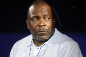 Menzo ta para como bondscoach di Surnam, mientras cu clasificacion pa mundial  ainda ta posible