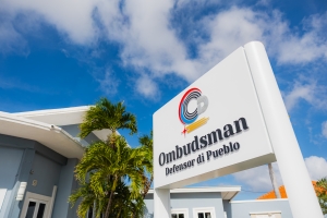 Bureau Ombudsman oficialmente a cuminsa brinda servicio na comunidad