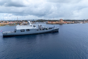 Barco di marina hulandes Den Helder ta bin reforsa islanan ABC den Caribe
