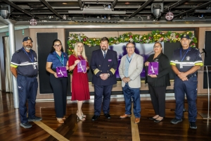 ATA y APA a yama barco crucero MS Renaissance bonbini durante su bishita inaugural na Aruba