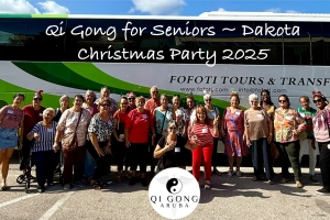 Grupo di adulto mayor local a disfruta di un dushi trip di Paso e siman aki