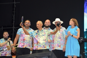 Hildward Croes (dfm) y Robert JeanD’or (dfm) a keda reconoci durante concierto Juan Luis Guerra