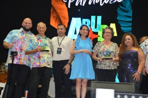 Hildward Croes (dfm) y Robert JeanD’or (dfm) a keda reconoci durante concierto Juan Luis Guerra