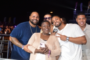 Pelotero professional Xander Bogaerts y famia tambe a disfruta di concierto Juan Luis Guerra 
