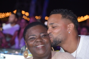 Pelotero professional Xander Bogaerts y famia tambe a disfruta di concierto Juan Luis Guerra 