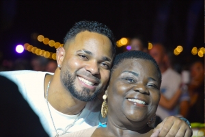 Pelotero professional Xander Bogaerts y famia tambe a disfruta di concierto Juan Luis Guerra 
