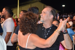 Bista fotografico chikito di algo di e ambiente durante concierto di Juan Luis Guerra 