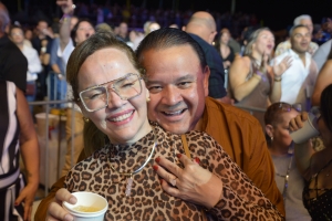 Bista fotografico chikito di algo di e ambiente durante concierto di Juan Luis Guerra 