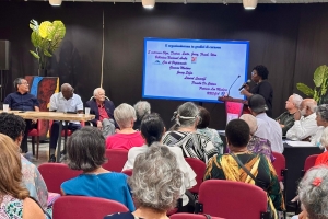 Durante reciente encuentro literario, autor a topa lector y lector ta topa autor  