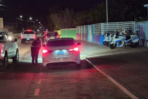 Durante control di trafico, persona a saca arma pa polis  