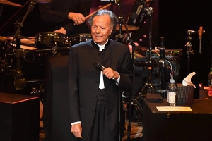 Cantante Julio Iglesias (82) acusa di violacion y explotacion di  empleadonan hoben 