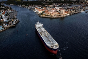 Tankero cu petroleo venezolano a mara na Corsou   