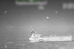 Tankero cu tabata staciona dilanti Aruba, a keda confisca ora cu e la drenta awa teritorial venezolano