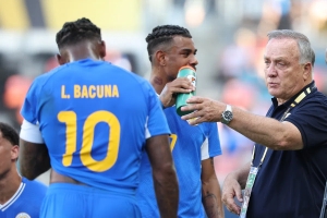  Dick Advocaat ta bolbe Glasgow pa wega di preparacion cu Curaçao pa Mundial 2026 