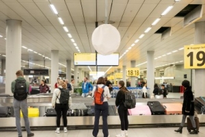 Douane como protesta, lo controla tur maleta di pasaheronan cu yega Hulanda awe