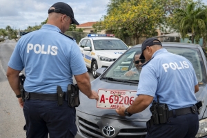 Polis ta alerta cu multa lo sigui cay pa auto cu numberplaat ‘bieu’ 