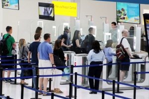 Aruba kier moderniza proceso di inmigracion na aeropuerto mas