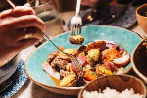 Aruba a cambia su enfoke pa un turismo culinario den 2026