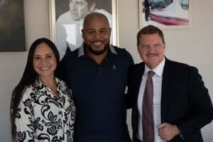 Hall of Famer Andruw Jones a bishita minister Eman y Croes na Aruba