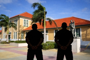 Huez a cuestiona polisnan den caso Caret pa nan uso di nan arma reglamentario  