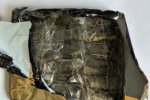 Polis a detene tres persona y confisca droga Hasj