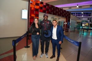 Atleta di UFC Damian Pinas a bolbe Aruba despues di su victoria na Mexico