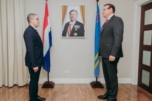 Brian Coffie a huramenta como huez suplente di Corte na Aruba 