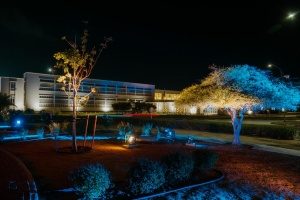 Rotonde dilanti Cas di Cultura ilumina color patriotico den marco di celebracion nacional