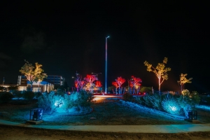 Rotonde dilanti Cas di Cultura ilumina color patriotico den marco di celebracion nacional