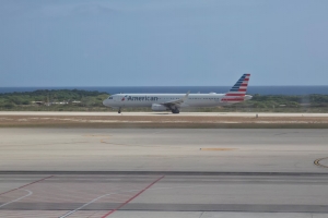 Avion di American Airlines cu a bati alarma prome, a baha bek sano y salvo na Aruba 