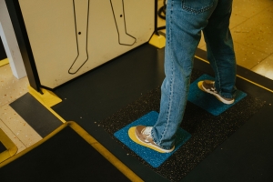 AAA: No mester kita sapato mas na aeropuerto ora di screen pa biaha!  