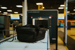 AAA: No mester kita sapato mas na aeropuerto ora di screen pa biaha!  