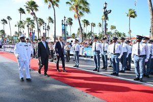 Bista fotografico di ceremonia protocolario Himno & Bandera