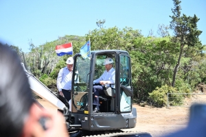 Rey Willem-Alexander a haci groundbreaking na Piscina Olimpico na Savaneta