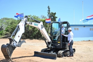 Rey Willem-Alexander a haci groundbreaking na Piscina Olimpico na Savaneta
