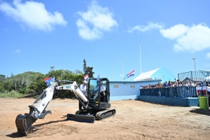 Rey Willem-Alexander a haci groundbreaking na Piscina Olimpico na Savaneta