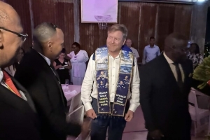 Na Corsou, Rey Willem-Alexander a ricibi sjaal “Blue Wave” pa apoya Corsou