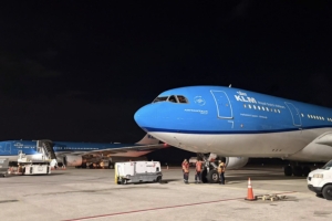 KLM Airbus A330 ta para na Bonaire: avion ta warda pa piezanan